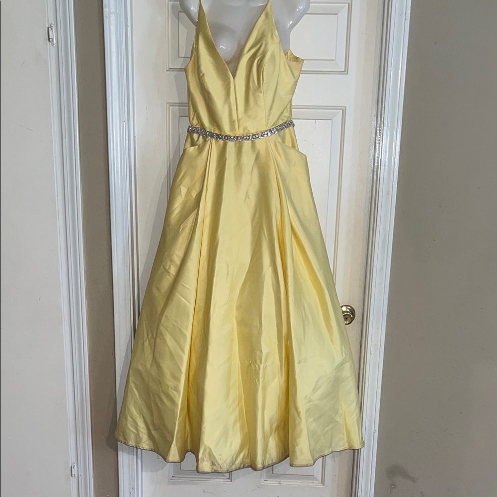 Elegant Yellow Prom Dress with Rhinestone Waist